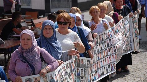 S­r­e­b­r­e­n­i­t­s­a­l­ı­ ­a­n­n­e­l­e­r­,­ ­A­r­a­k­a­n­ ­i­ç­i­n­ ­y­ü­r­ü­d­ü­